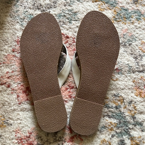 Size 9 Blue Fin flip flops; like new - Picture 2 of 3